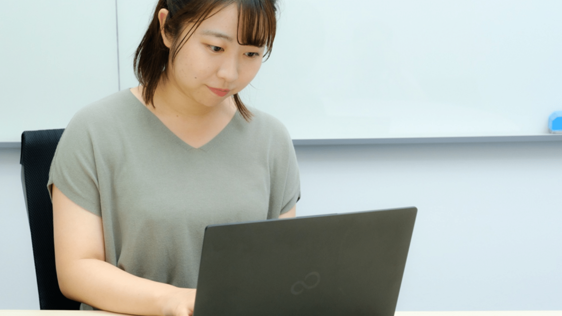 (アドバイスを踏まえて分析作業中の東方)