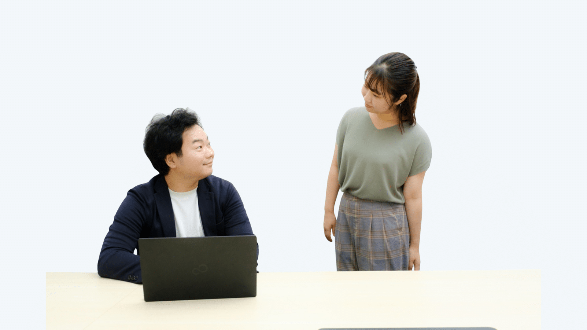 (左)中野 拓馬 データソリューション部 データアナリスト 幼少期の思い出:祖父に麩菓子(ふがし)だと騙されて木をかじった